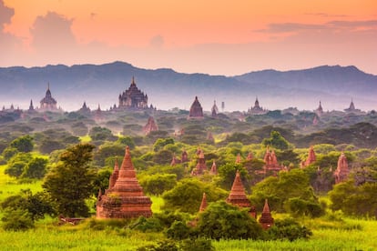 Más de 3.000 templos budistas salpican las llanuras de Bagan, el enclave donde se fundó el primer reino de Birmania. Fechados entre los siglos XI y XIII, la mayoría de estos han sido renovados, ya que Bagan sigue siendo un activo lugar religioso. Uno de los templos más bellos es el de Ananda Patho, que se alza 52 metros sobre la llanura. Está bien conservado y es uno de los más venerados. Los templos fueron gravemente dañados por un terremoto en 2016, pero están siendo restaurados. Hay mucha historia y muchas leyendas en cada rincón de Bagan y conviene organizar con tiempo la visita al recinto arqueológico. Por supuesto, no faltan los circuitos en autobús y multitudes en los sitios más populares para despedir el sol, pero se pueden evitar. Basta con ir en bici y disfrutar por cuenta propia de estos templos, o bien sobrevolarlos en globo.