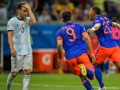 Enquanto Tagliafico lamenta, Falcao e Martinez comemoram o primeiro gol colombiano.