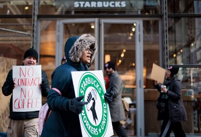 Más de 2.000 empleados de la cadena Starbucks han iniciado una huelga este jueves para protestar en con contra de las tácticas antisindicales de la empresa y su negativa a negociar un aumento salarial. En la imagen, empelados de Starbucks protestan afuera de una sucursal en Nueva York.  