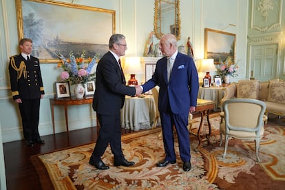Carlos III recibe al primer ministro del Reino Unido, Keir Starmer, este viernes durante una audiencia en el Palacio de Buckingham en Londres.
