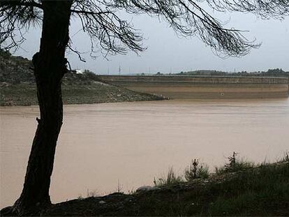 El pantano de María Cristina, en Castellón, ayer, tras las lluvias de los últimos días.