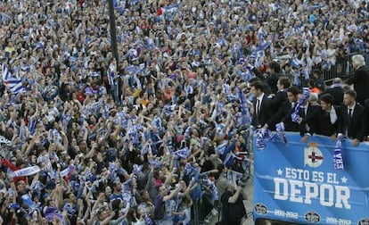 Aficionados del Depor celebran el ascenso. 