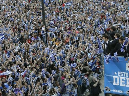 Aficionados del Depor celebran el ascenso.