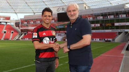 Javier Hernández y Rudi Völler, director deportivo del Leverkusen.