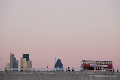 Solo con dos series de éxito de la BBC –'Sherlock', 'Luther' y 'The bodyguard'– se puede tener una panorámica del Londres moderno más turístico, con hitos como el puente de Waterloo (en la foto) y sus magníficas vistas, de oeste a este, a Westminster, South Bank, el London Eye, la City y Canary Wharf. también nos adentran en algunas zonas un poco menos conocidas, como la encrucijada de Elephant & Castle, al sur, en el distrito de Southwark, o la Waterloo Station, enorme y bulliciosa, situada junto al Big Ben y próxima a la Tate Modern. Quien prefiera el panorama urbano más industrial de 'Misfits' puede acercarse a las inmediaciones de Thamesmead South, a orillas del Támesis, con sus viviendas sociales de mediados de los sesenta.