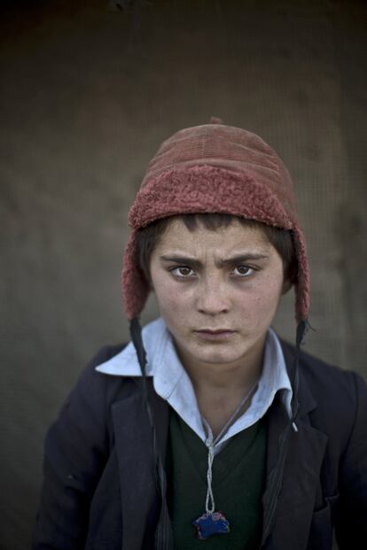 Awal Gul, un adolescente de 12 años posa para la foto.