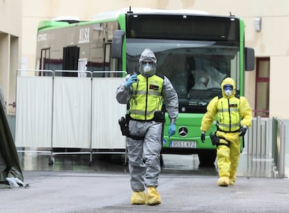 Traslado de enfermos desde el hospital Gregorio Marañon de Madrid. España acumula 9.053 fallecidos y más de 102.000 contagiados desde el inicio de la crisis sanitaria.