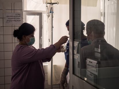 Una paciente con graves quemaduras bebe con una pajita en el servicio de urgencias de la Unidad de Quemados de Solimania. Una enfermera la atiende en presencia del marido de la paciente. El médico responsable explica que se encuentra a menudo con casos similares de mujeres que ingresan en la unidad con quemaduras severas en la cara, la parte superior del torso y las manos. Según el doctor, la localización de las quemaduras indica claramente que han sido autoinfligidas. La mujer quiere permanecer en el anonimato, e insiste en que las heridas las provocó un hornillo de cocina defectuoso. Las víctimas de la violencia relacionada con el honor suelen autolesionarse con la esperanza de encontrar una salida a su situación.