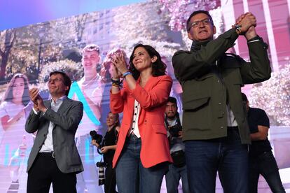 De izquierda a derecha, José Luis Martínez Almeida, Isabel Díaz Ayuso y Alberto Núñez Feijóo, el viernes durante el cierre de campaña en Madrid.