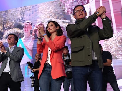 De izquierda a derecha, José Luis Martínez Almeida, Isabel Díaz Ayuso y Alberto Núñez Feijóo, el viernes durante el cierre de campaña en Madrid.