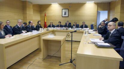 Representantes de Google (a la izquierda) y de la Abogacía del Estado (a la derecha), enfrentados ayer en la Audiencia Nacional. En el centro, el tribunal.