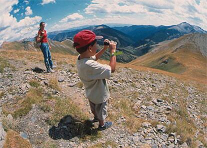 Un niño disfruta del paisaje en el sendero de Port Negre, en Seturia, una de las rutas que se pueden reliazar en la estación de Pal-Arinsal.