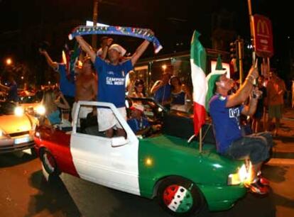 Aficionados italianos celebran en Milán el cuarto campeonato del Mundo de su selección.