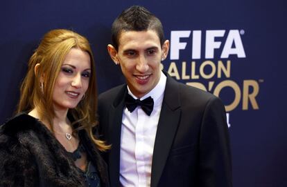 El argentino Ángel Di María, también seleccionado por la FIFA en su once ideal, junto a su mujer, Jorgelina Cardoso.