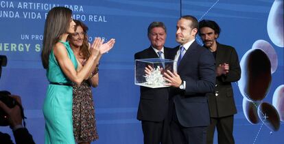 Víctor Gimeno, director general de Digitalización y Sostenibilidad de Capital Energy, recibe el galardón rodeado por la reina Letizia, Pilar Gil, vicepresidenta del Consejo de Administración de Prisa; Luis Abad, CEO de Cap Gemini; y  Jaime García Cantero, director de Retina.