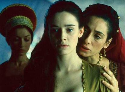 De izquierda a derecha, Manuela Arcuri, Pilar López de Ayala y Rosana Pastor, en una escena de la película 'Juana la Loca' (2001), de Vicente Aranda.