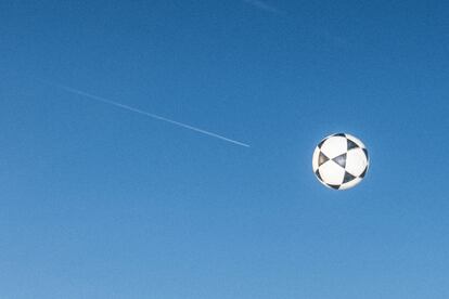 El vuelo del balón Mikasa.