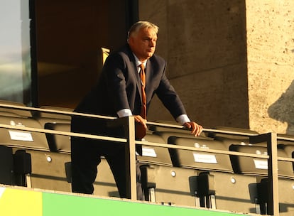 El primer ministro húngaro, Victor Orban, en la tribuna de invitados del estadio olímpico de Berlín para presenciar la final entre España y Berlín. 