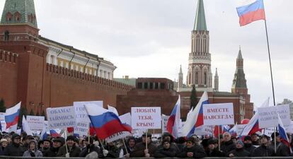 Miles de personas se congregaron este martes en la plaza Roja de Moscú para celebrar la adhesión de Crimea a Rusia.