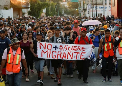 Migrantes caminan con una pancarta que dice "No más sangre de migrantes" mientras caminan en una caravana en Tapachula, México, el 5 de noviembre de 2024.