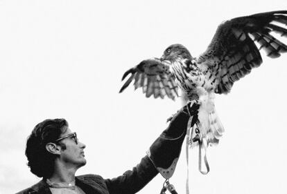 Retrato de Richard Avedon con un águila serpiente, 1969.