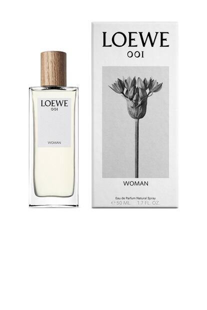 '001', la primera fragancia de Loewe diseñada bajo la dirección creativa de Jonathan Anderson. El perfume se inspira en el concepto de "la mañana siguiente" y presenta una versión femenina y otra para él. Ya está a la venta en tienda y en la web de la firma por 70 euros/50 ml).