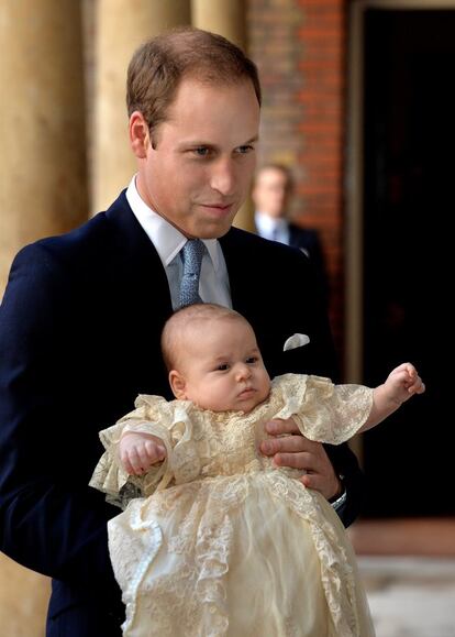 El 5 de julio de 2015, los duques de Cambridge celebraron el bautizo de la princesa Carlota en la Iglesia de Santa María Magdalena de Sandringham. Una ceremonia religiosa imprescindible para cualquier potencial futuro soberano.