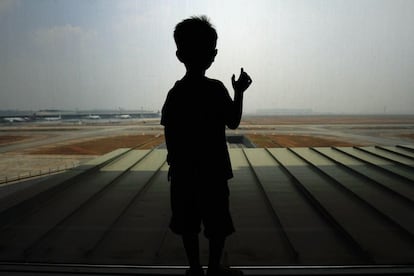 Un niño espera la llegada de sus familiares en el aeropuerto internacional de Kuala Lumpur el 12 de marzo de 2014 en Malasia. Los funcionarios han ampliado el área de búsqueda de desaparecidos del vuelo de Malaysia Airlines MH370 más allá de la trayectoria de vuelo previsto para incluir el oeste de Malasia en el estrecho de Malaca.