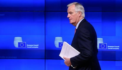 El negociador jefe de la UE, Michel Barnier, con el borrador de acuerdo, este jueves en Bruselas.