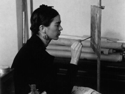 Frida Kahlo pintando