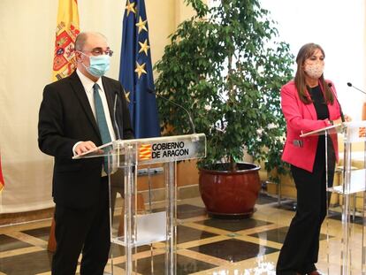 El presidente aragonés, Javier Lambán, y la consejera de Salud, Sira Repollés, en la rueda de prensa de este miércoles.