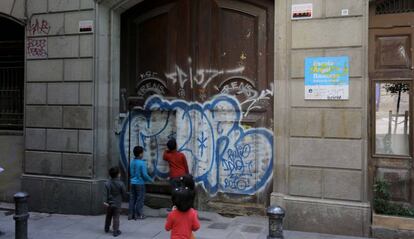 Ni&ntilde;os delante del colegio &Agrave;ngel Baixeras