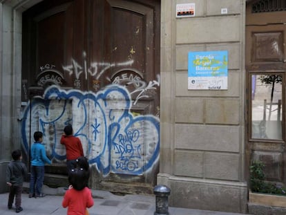 Ni&ntilde;os delante del colegio &Agrave;ngel Baixeras