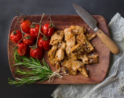 Parece carne animal, pero no lo es. Aunque el precio de Heura es ligeramente superior al de la carne animal, su receta está producida con proteínas 100% vegetal.