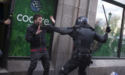 Durante el desahucio de Lavapiés ha habido enfrentamientos entre manifestantes y policías municipales.