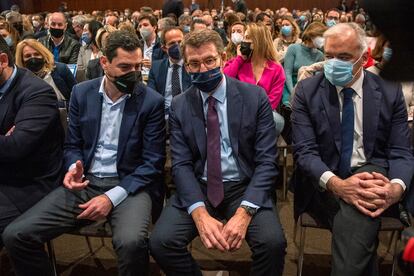 Alberto Núñez Feijóo junto a Esteban González Pons y Juan Manuel Moreno Bonilla durante la junta directiva nacional del PP.