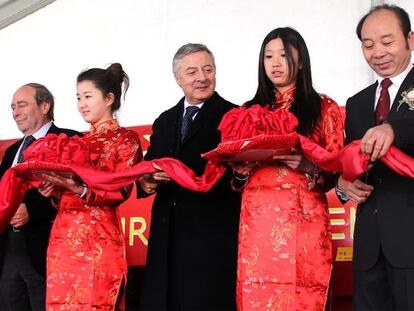 El ministro Blanco corta la cinta inaugural del polígono Plaza Oriente en Fuenlabrada.