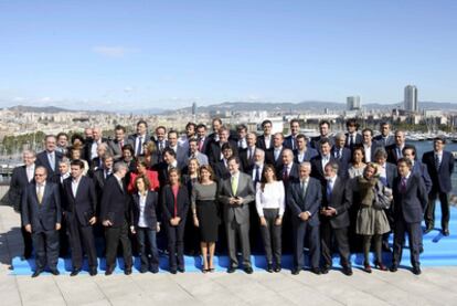 Mariano Rajoy (en el centro), rodeado de los dirigentes del PP que acudieron ayer a Barcelona a la reunión del comité ejecutivo.