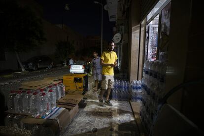 Uno de los problemas de los que más se quejan los vecinos es de la falta continua de suministro eléctrico, los cortes de luz pueden prolongarse hasta 12 horas. Lo más habitual es que los negocios y las familias que se lo pueden permitir utilicen generadores eléctricos de gasolina como el que alimenta esta pequeña tienda del centro de Trípoli.