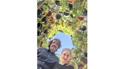 Los arquitectos Belinda Tato y José Luis Vallejo, del estudio Ecosistema Urbano, bajo su Polinature, en una fotografía cedida por Ecosistema Urbano.  