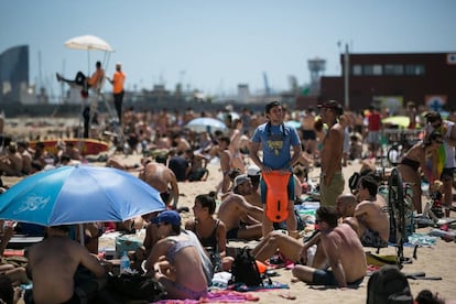 Ambiente en la playa de Bogatell de Barcelona, este sábado.