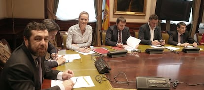 Miguel Gutiérrez (izquierda), en la reunión de portavoces de defensa.