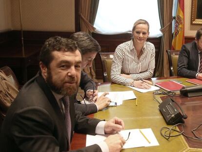 Miguel Gutiérrez (izquierda), en la reunión de portavoces de defensa.