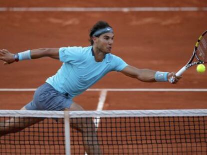 Rafael Nadal devuelve una pelota en Roland Garros