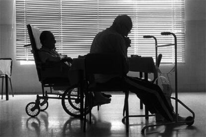 Dos ancianos, en la residencia geriátrica de Carabanchel, Madrid.