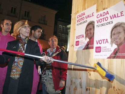 Rosa Díez coloca un cartel de UPyD en el arranque de la campaña electoral de 2011.