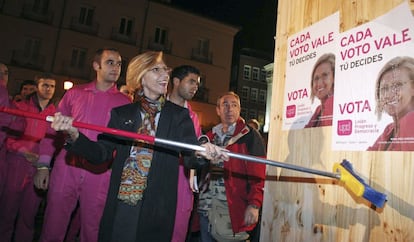 Rosa Díez coloca un cartel de UPyD en el arranque de la campaña electoral de 2011.