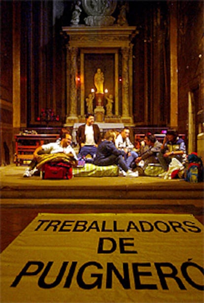 Un grupo de trabajadores, ante el altar de la catedral.