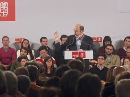 Rubalcaba, al iniciar su campaña para liderar el PSOE, hoy en Sevilla.