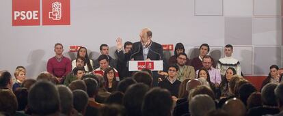 Rubalcaba, al iniciar su campaña para liderar el PSOE, hoy en Sevilla.